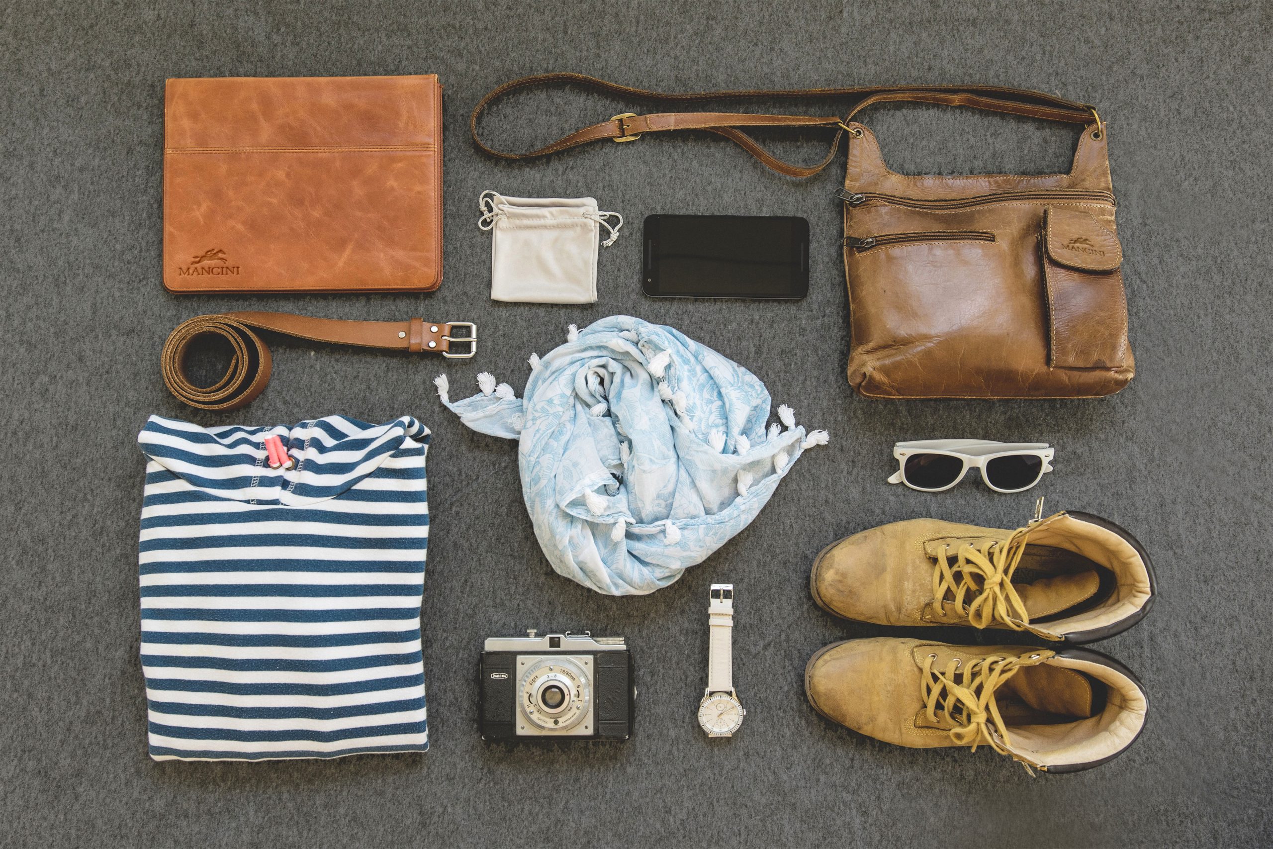 Collection d'accessoires, dont un sac en cuir, des bottes en cuir, un carnet à reliure en cuir et une ceinture en cuir